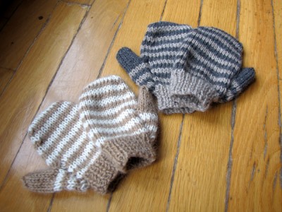 2 pairs of mittens