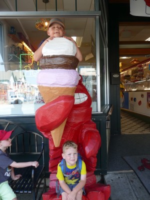 Zion and Lijah posing with the ice cream lobster in Bar Harbor