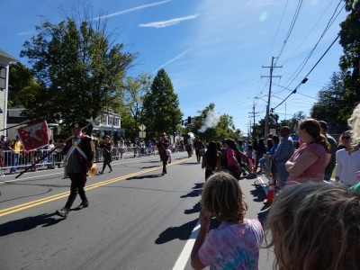 Elijah and everybody watching the Bedford Minutemen in the parade