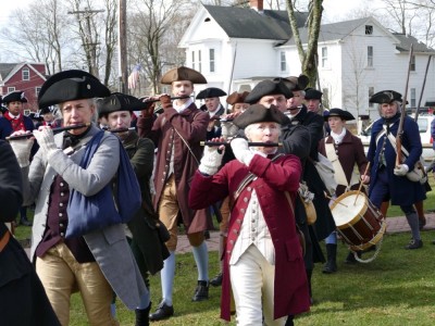 fifers and drummers in colonial garb