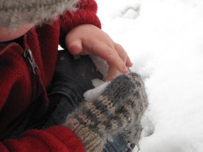 closeup of Harvey's knee as he tries to stick snow on it