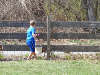 Zion in shorts grabbing an egg in the egg hunt