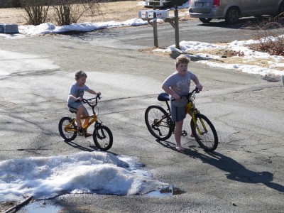 Harvey and Zion on their bikes in shorts and short sleeves